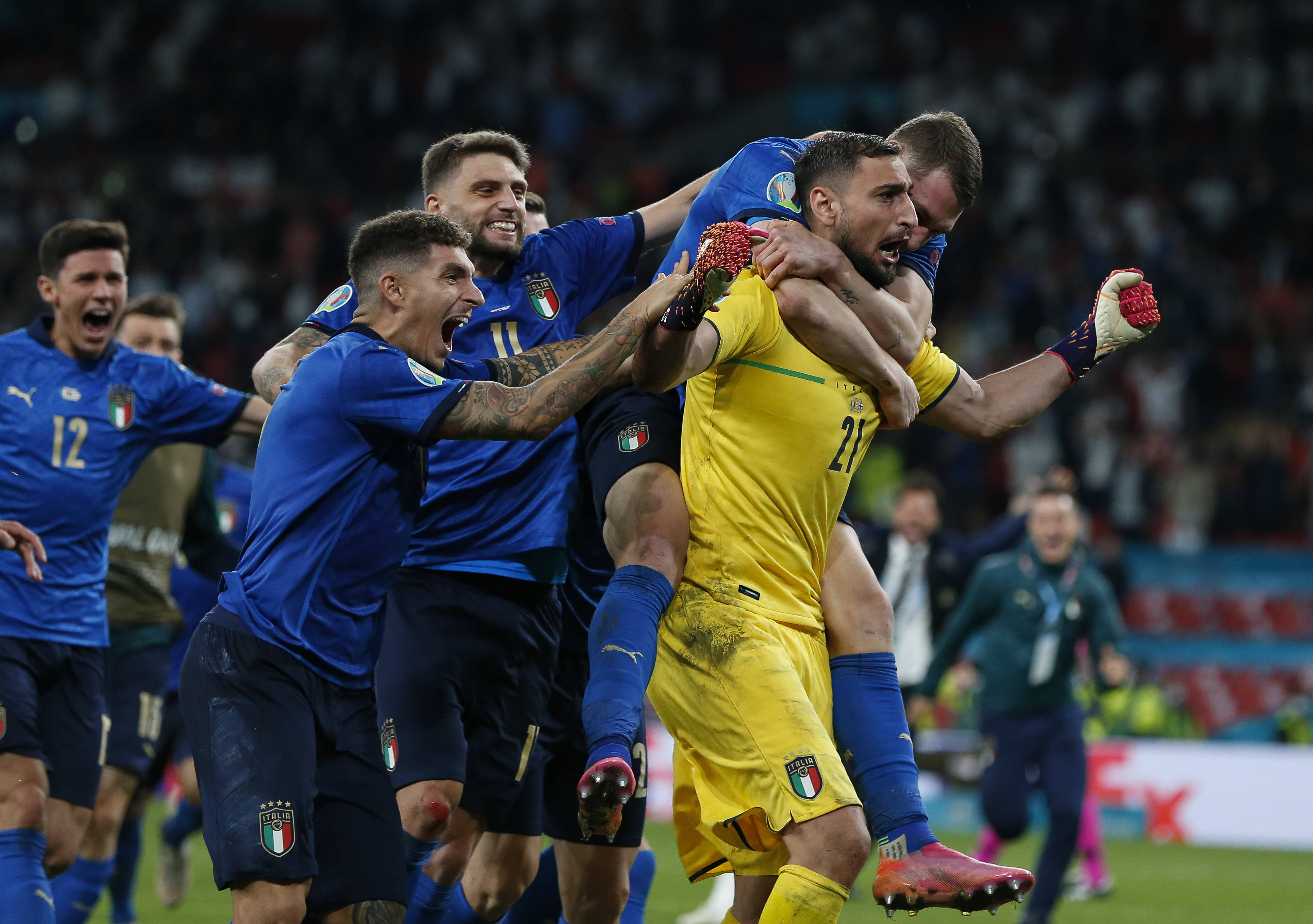 包含西班牙横扫对手，获得欧洲杯四分之一决赛席位的词条