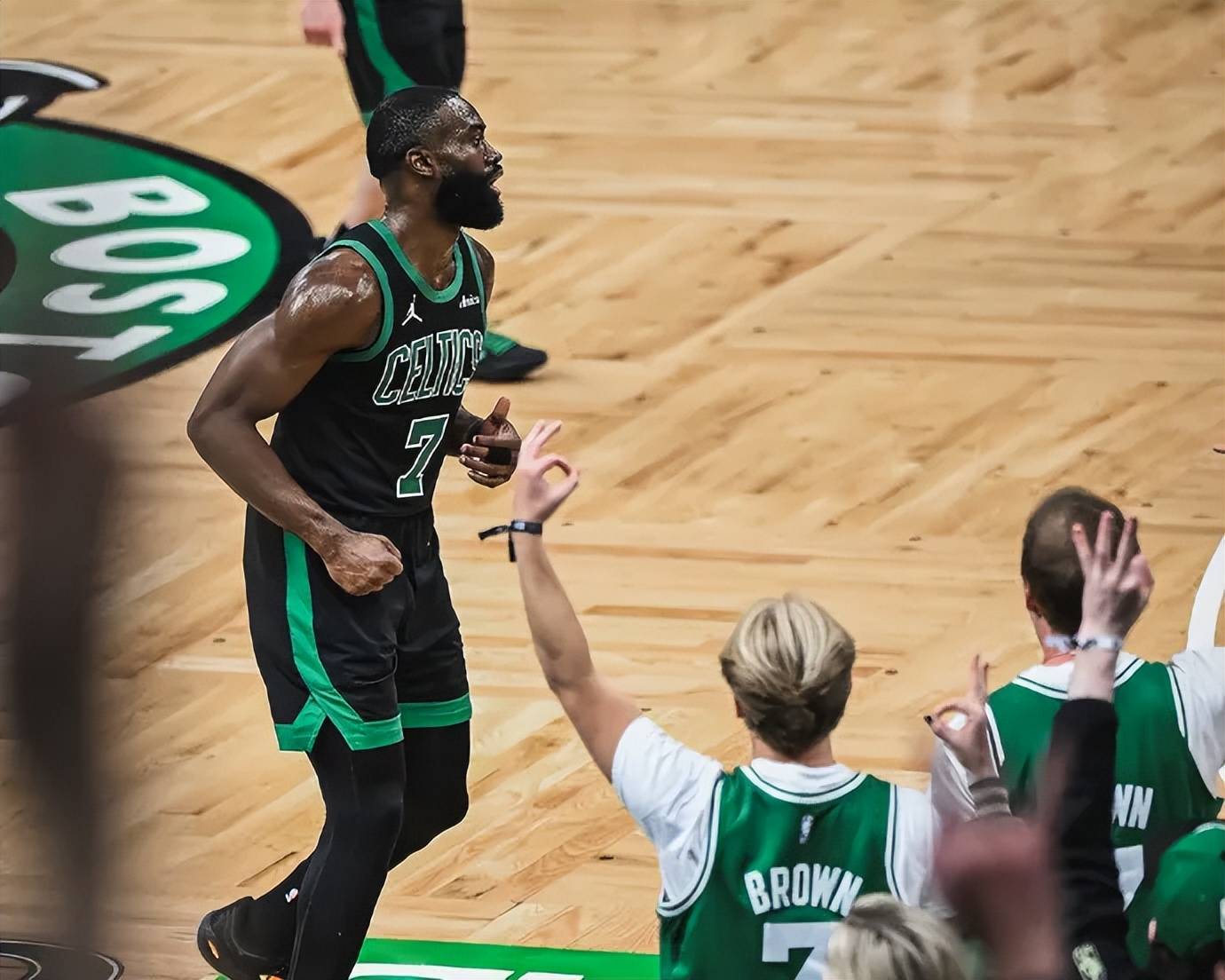 凯尔特人队击败强敌，展现不可战胜之势