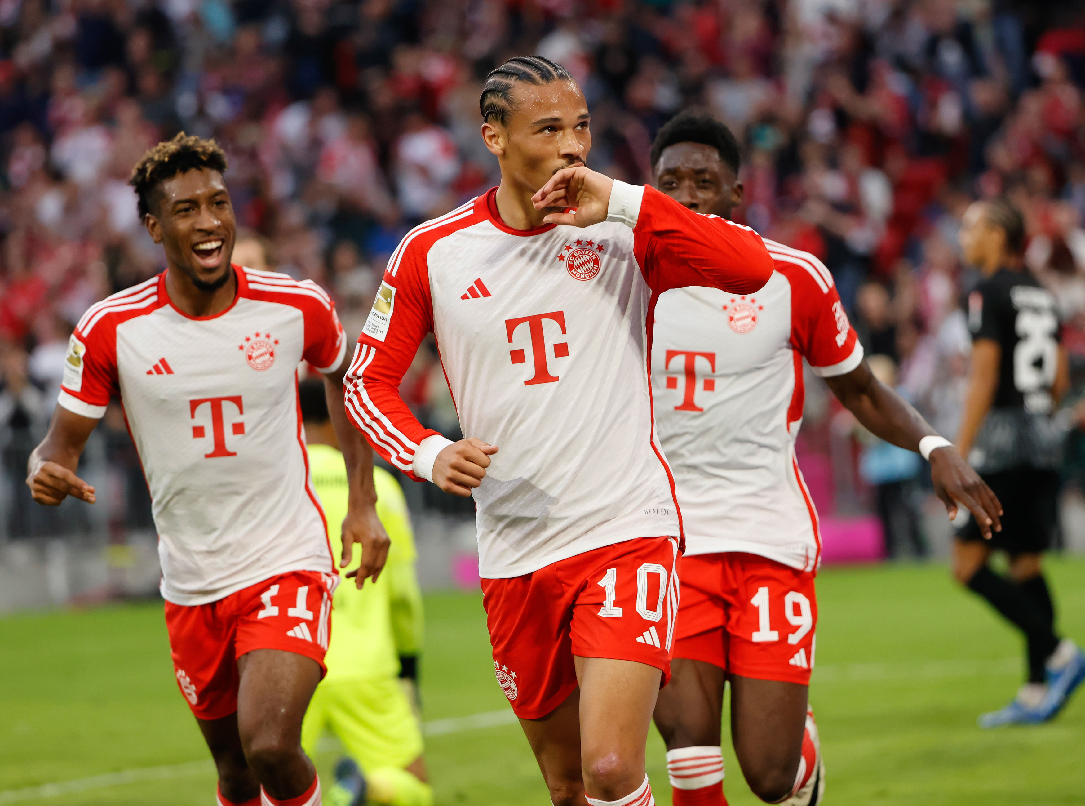 拜仁大获全胜，成功晋级下一轮比赛