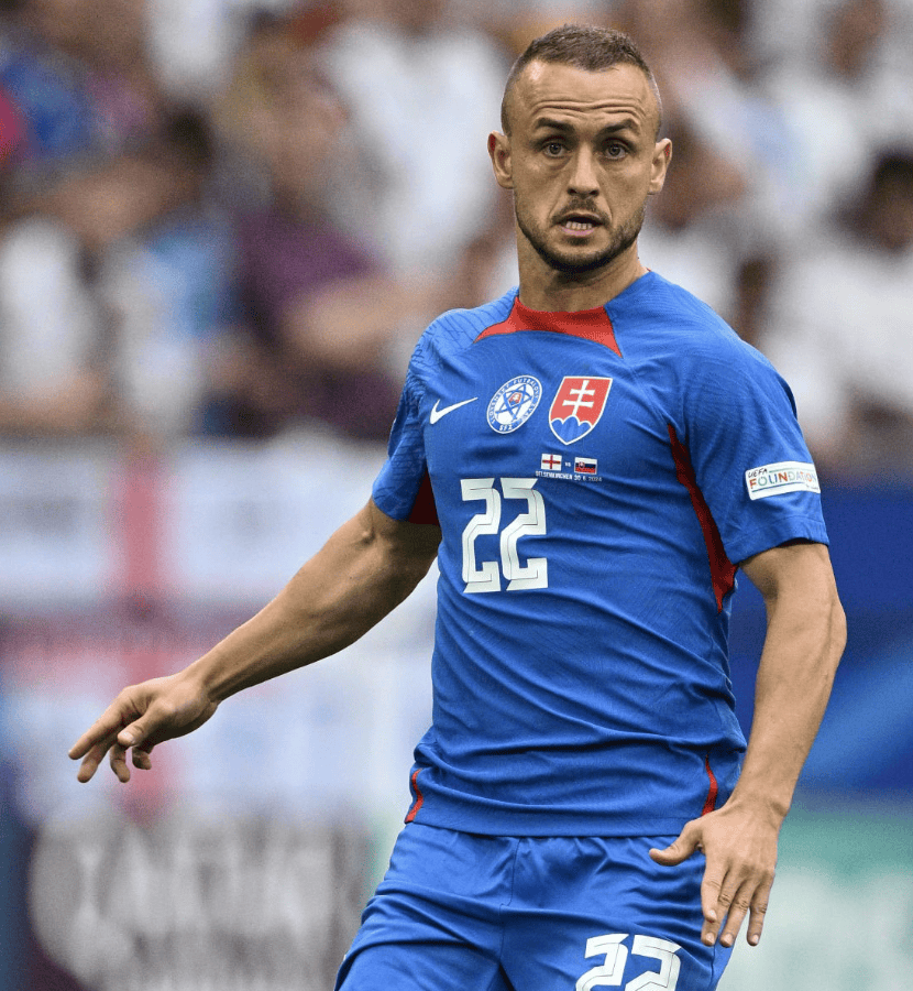 包含那不勒斯后卫连续出色表现，稳固防线的词条