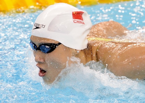 瑞士游泳选手冲刺终点，喜获冠军