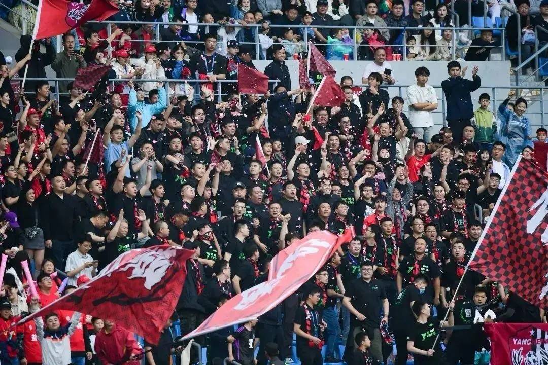 包含火爆的赛场氛围，球迷尖叫喝彩的词条