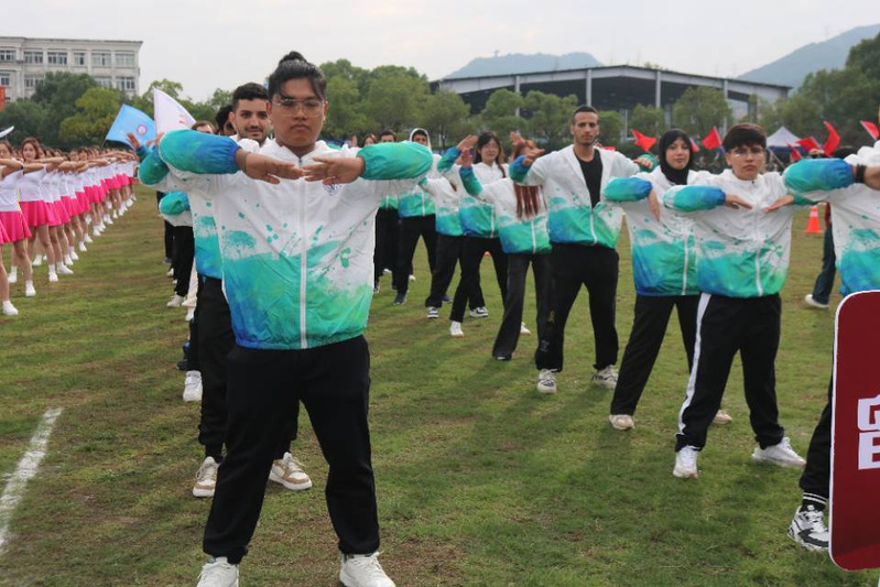 激情比赛火爆进行，体育精神赢得掌声