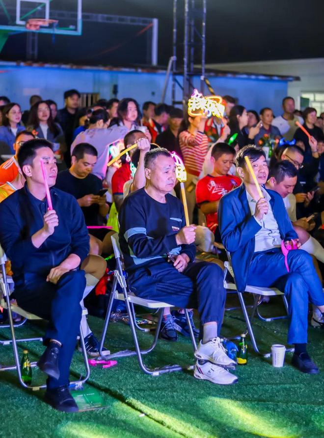 精彩绝伦，全场观众热情欢呼