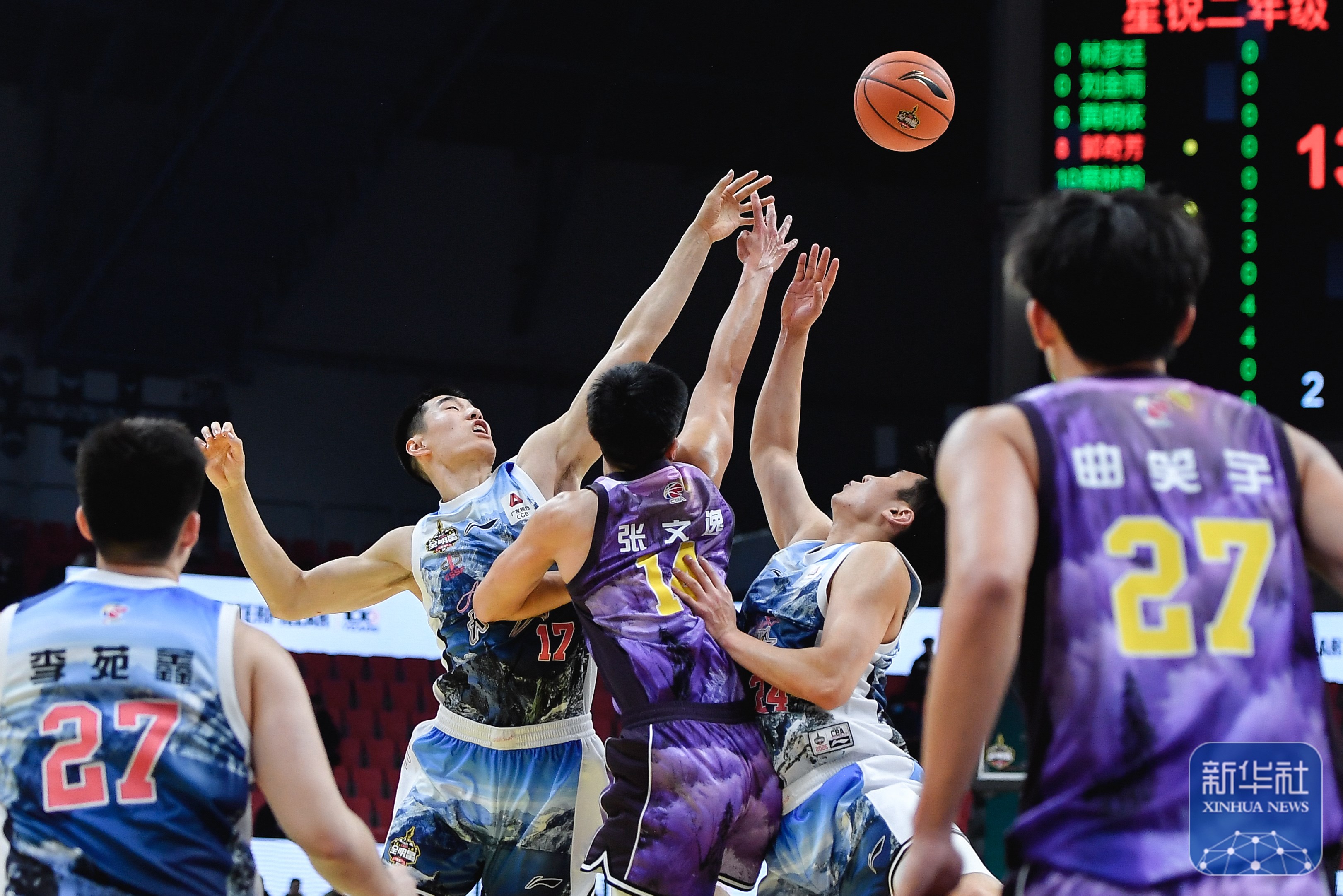 CBA高能对决再现，球员拼搏激情角逐