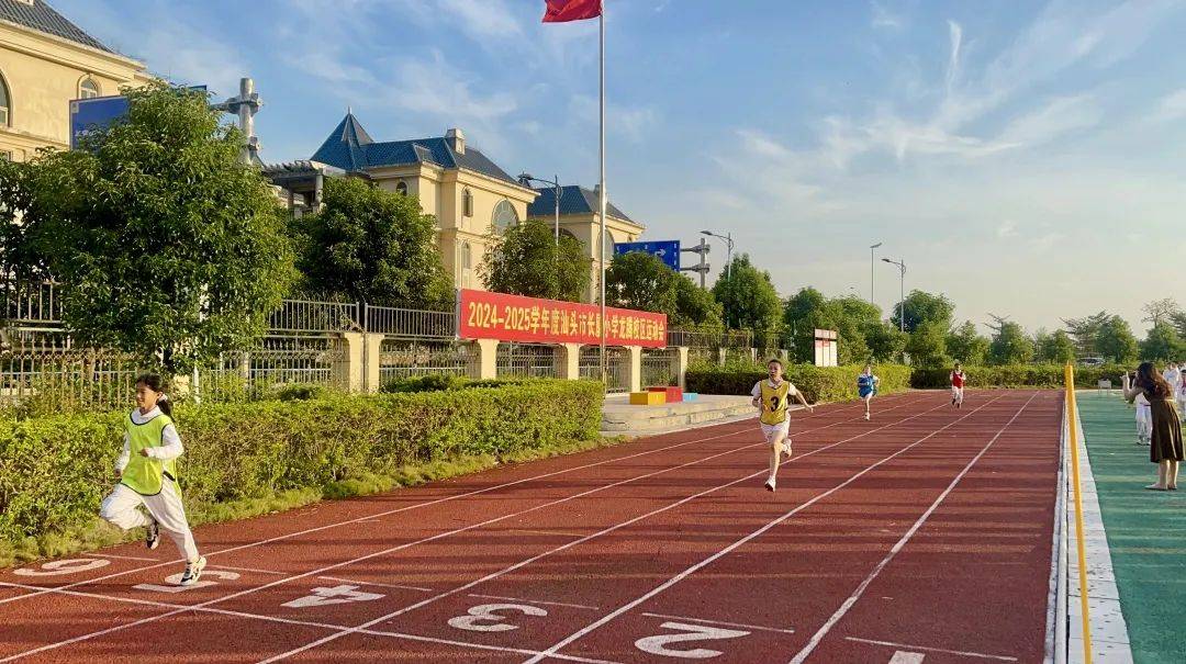 体育健将意气风发,赢得掌声 体育健将意气风发,赢得掌声