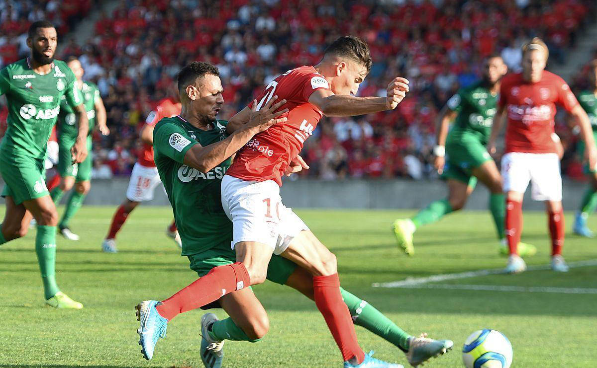 关于圣埃蒂安主场胜利，保级压力减轻的信息