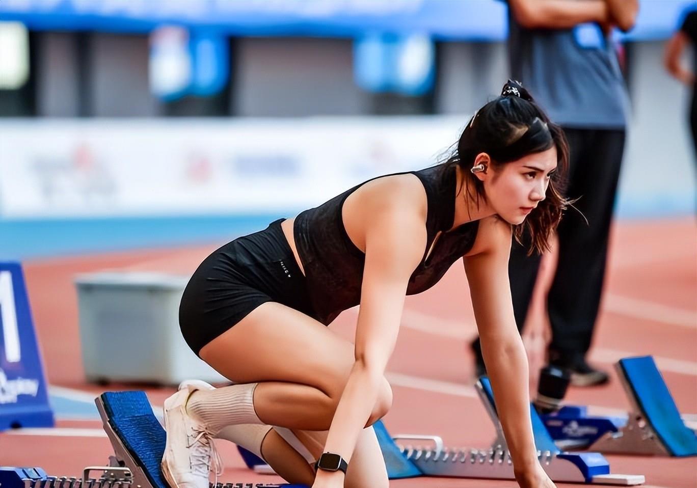 体操冠军闪耀赛场壮丽瞬间令人动容